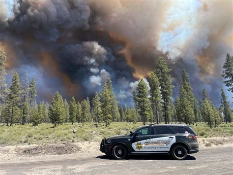 prediksi oregon 1|Fuertes vientos propagan incendio cerca de popular centro .